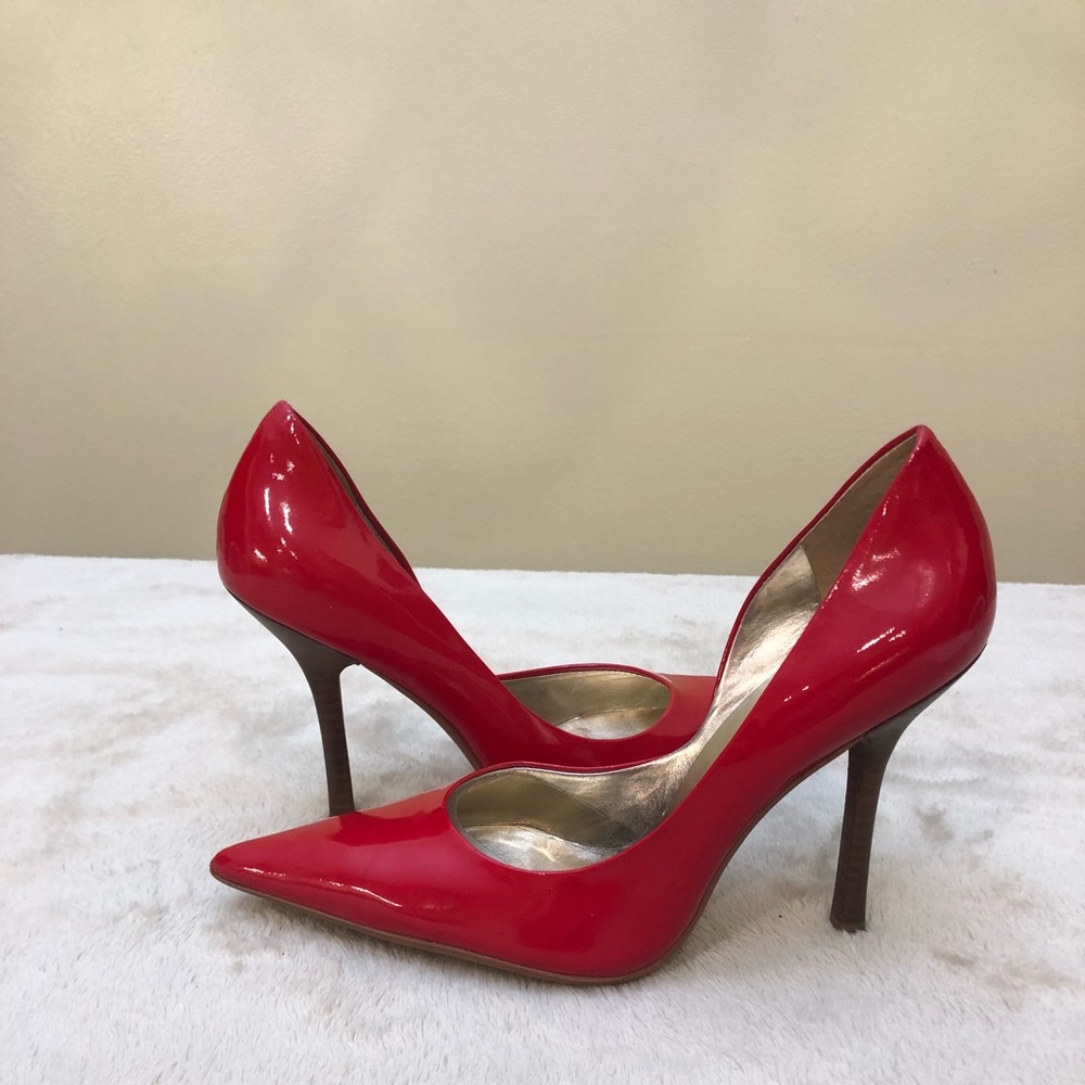 GUESS BY MARCIANO CARRIE DRESS PUMP.
